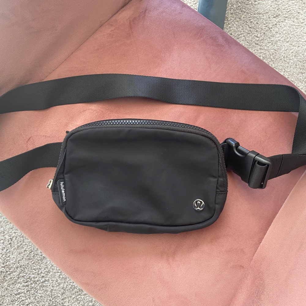 Lululemon black belt bag
